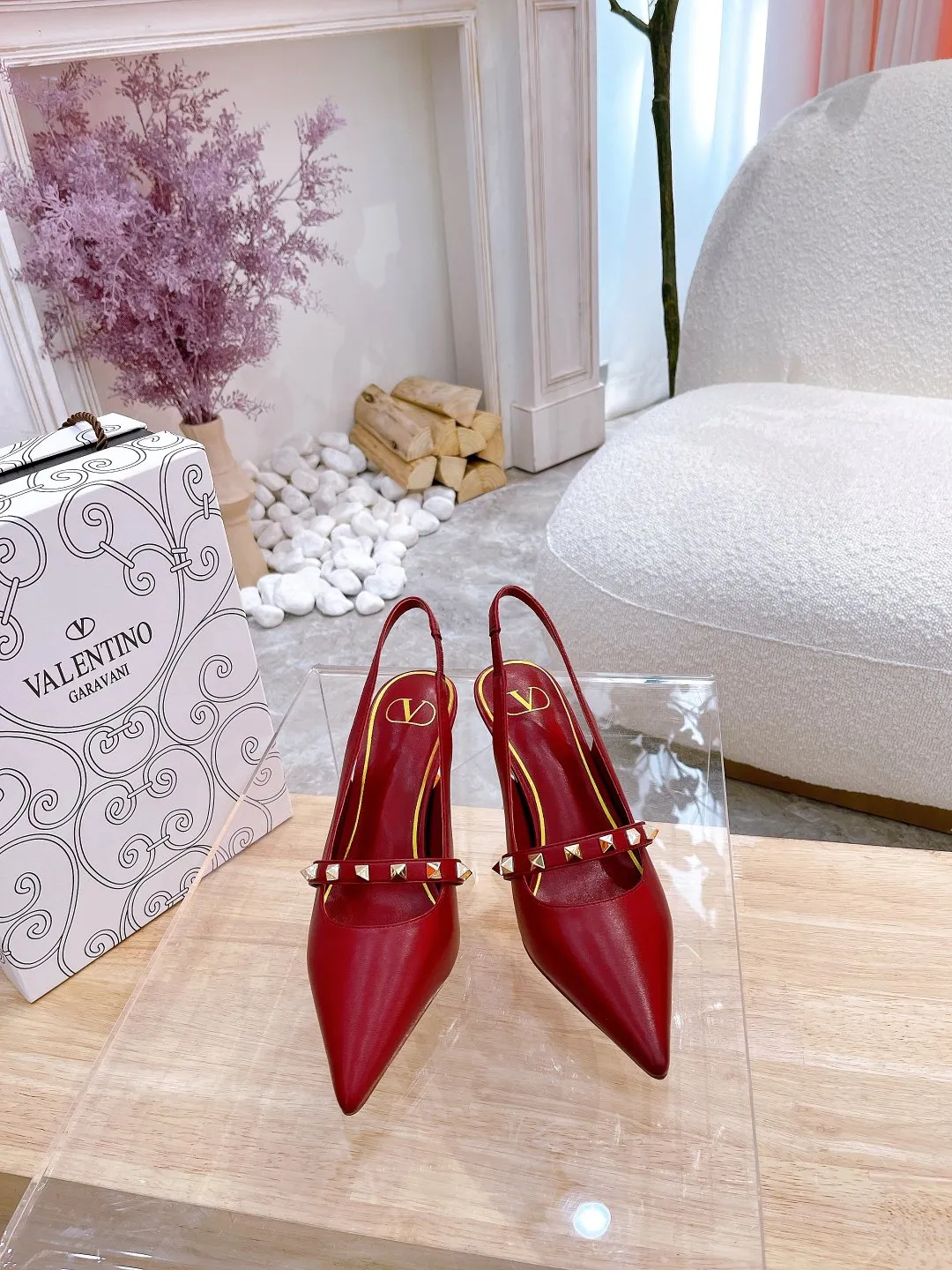 👟👟Ex-factory price 420👟👟 Genuine leather sole +40 🆕 Valentino. Valentino👑👑 latest counter series, perfect details, very eye-catching catwalk series recommendation (regular sole + genuine leather sole +40) V family’s popular rivet elements, luxurious and gorgeous! Various colors can be matched with beautiful clothes in spring and summer. There are many choices🎉🎉Exquisite and durable ~ The upper part is very pedicure style. The key point is that it is very good and easy to control. It does not grind the feet and does not tire the feet. It is a walking artifact. The last shape is completely compared to the counter. The details are perfect. Without the original version, it would not be so exquisite! (Note! The heel shape and height are exclusively molded according to the original version) 🔺Material: imported sheepskin, ����Inner padding: imported high-gloss sheepskin lining according to the original version 🔺4 colors: all black + white + black + pink + nude + burgundy 🔺Number of yards: 34 to 42 (customized for 42) 🔺Heel height: 7cm